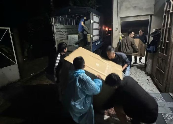 Trong đêm mưa lớn, người dân khẩn trương di chuyển tài sản ra khỏi khu vực có nguy cơ ngập sâu. Ảnh MH