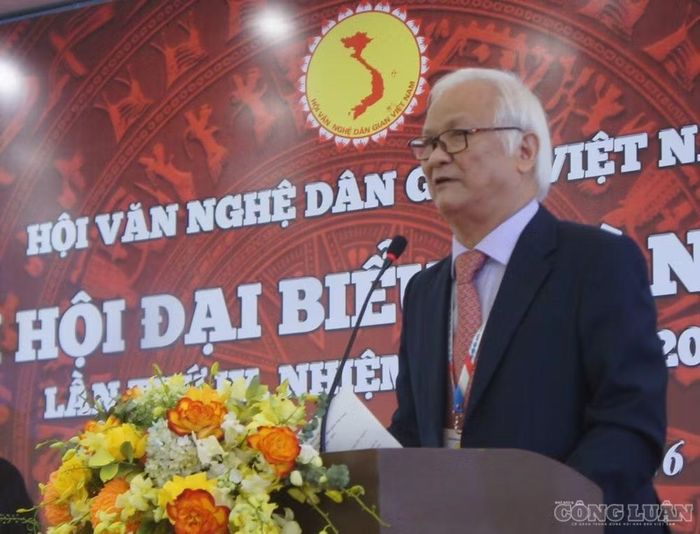 GS.TS Lê Hồng Lý - Chủ tịch Hội Văn nghệ dân gian Việt Nam phát biểu tại Đại hội