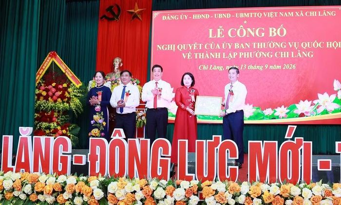 Phó Bí thư Tỉnh ủy, Chủ tịch HĐND tỉnh Nguyễn Việt Oanh trao Nghị quyết của Ủy ban Thường vụ Quốc hội thành lập phường Chi Lăng. Ảnh: Vũ Thắng.