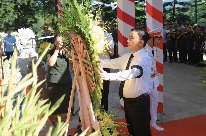 Thường trực Ban Bí thư Trần Cẩm Tú dâng hoa, dâng hương tiễn biệt 9 liệt sĩ trở về yên nghỉ trong lòng đất Mẹ. Ảnh: VĐ