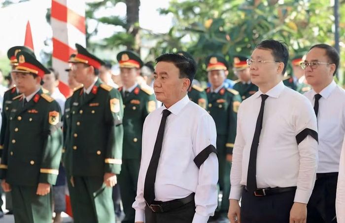 Sự hiện diện của các đồng chí lãnh đạo Trung ương, địa phương thể hiện lòng tri ân sâu sắc đối với những người con đã hy sinh vì Tổ quốc và nhiệm vụ quốc tế cao cả. Ảnh: VĐ