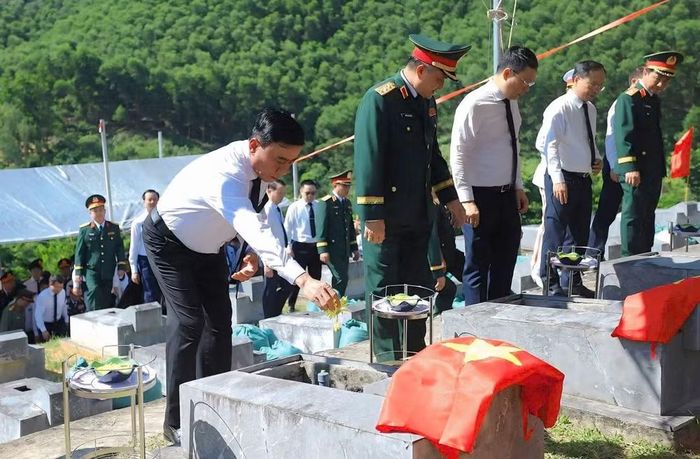 Những cánh hoa lặng lẽ phủ lên phần mộ, gửi gắm lòng tri ân sâu sắc đối với các liệt sĩ.