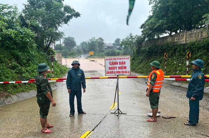Các địa phương thường xuyên túc trực tại các điểm ngập, tuyên truyền không cho người, phương tiện qua lại. (Ảnh: BĐBP tỉnh Quảng Trị)