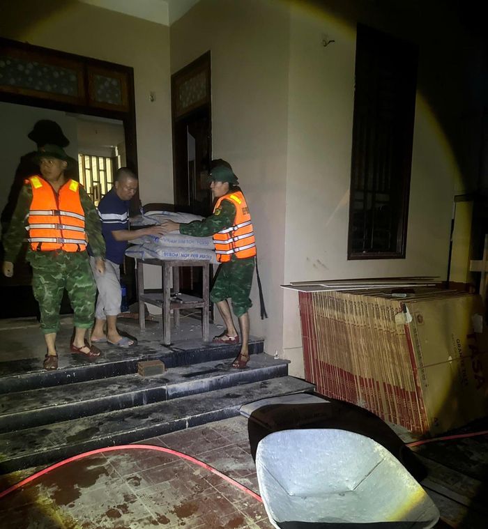 Cán bộ, chiến sĩ vận chuyển tài sản của người dân ra khỏi vùng ngập trong đêm. (Ảnh: Ban Chỉ huy Phòng thủ dân sự tỉnh Quảng Trị)