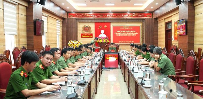 Quang cảnh Hội nghị triển khai ứng phó khẩn cấp với áp thấp nhiệt đới trên Biển Đông do Công an tỉnh Quảng Trị tổ chức chiều 12/9. (Ảnh: Nhật Quang)
