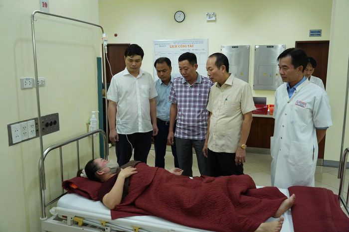 Lãnh đạo TP Huế thăm hỏi, động viên người lao động của Công ty Scavi Huế đang được theo dõi, điều trị tại bệnh viện.