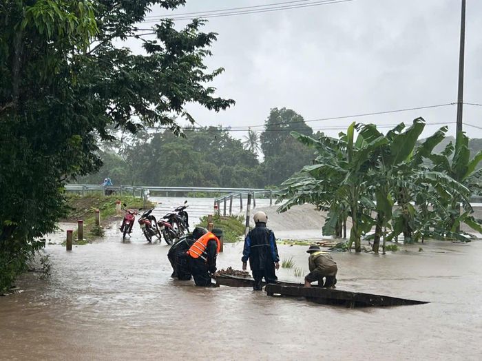 Đội mưa, lội nước xử lý điểm ngập, lực lượng chức năng Quảng Trị căng mình bảo đảm an toàn cho người dân. (Ảnh: BĐBP Quảng Trị)
