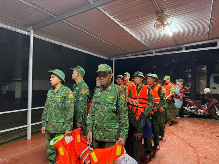 Những người lính Biên phòng luôn sẵn sàng lên đường bám địa bàn, hỗ trợ người dân trong mưa lũ. (Ảnh: BĐBP Quảng Trị)