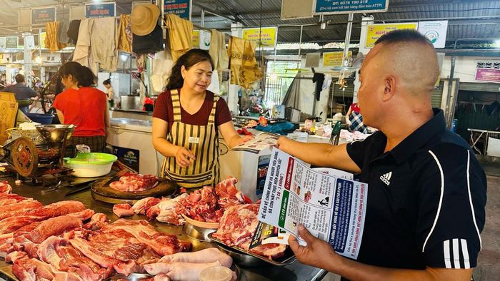 Các hộ kinh doanh tại chợ Kim Quan được tuyên truyền, phổ biến các quy định của pháp luật về chăn nuôi, thú y, an toàn thực phẩm.