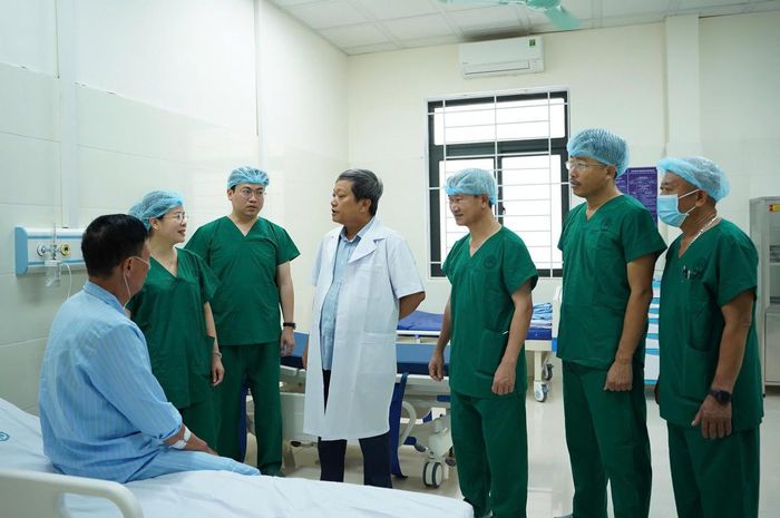 Lãnh đạo Bệnh viện Phổi Trung ương và ngành y tế Nghệ An thăm hỏi các bệnh nhân tại Bệnh viện Phổi Nghệ An (Ảnh: Thanh Vân)