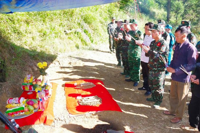 Đại diện Bộ Chỉ huy Quân sự tỉnh, Đội Tìm kiếm, Quy tập hài cốt liệt sĩ, lãnh đạo các địa phương thắp hương trước các hài cốt liệt sĩ được tìm thấy. (Ảnh: BCHQS tỉnh Tuyên Quang)