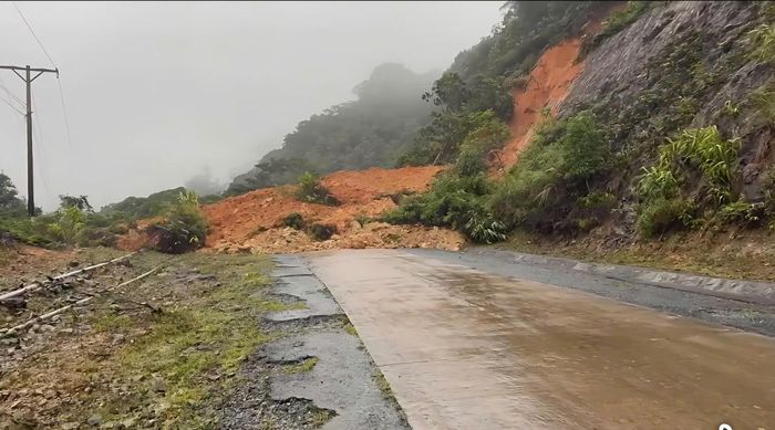 Đất đá sạt xuống, chắn ngang tuyến đường vào Hướng Việt, xã Hướng Lập, tỉnh Quảng Trị. (Ảnh: B.T)