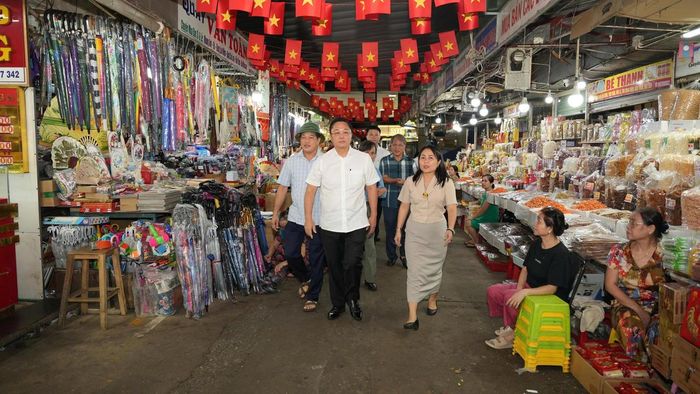 Chủ tịch UBND TP Huế Lê Trí Thanh khảo sát thực tế, tìm hiểu hoạt động kinh doanh và không gian tại chợ Đông Ba (Ảnh: Ngọc Hiếu)