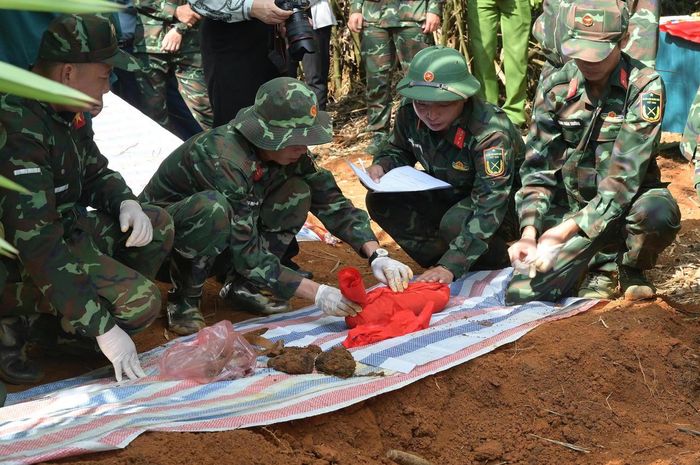 Trong quá trình cất bốc, lực lượng chức năng phát hiện có vật liệu nổ, ngay lập tức lực lượng công binh đã có mặt tiến hành rà phá và xử lý, bảo đảm tuyệt đối an toàn. (Ảnh: Nguyễn Hải)