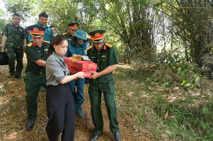 Từ ngày 3/9 đến nay, lực lượng chức năng tỉnh Lào Cai tổ chức tìm kiếm tại khu vực này và phát hiện 28 ngôi mộ có hài cốt, được chôn cất theo hàng ngang, cách nhau khoảng 2,5-3m, ở độ sâu khoảng 1,2m. (Ảnh: Nguyễn Hải)