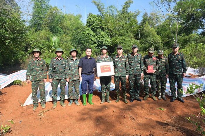 Lãnh đạo tỉnh Lào Cai và Bộ Chỉ huy quân sự tỉnh tặng quà động viên các lực lượng chức năng làm nhiệm vụ tìm kiếm, quy tập và xác định danh tính hài cốt liệt sĩ. (Ảnh: Nguyễn Hải)