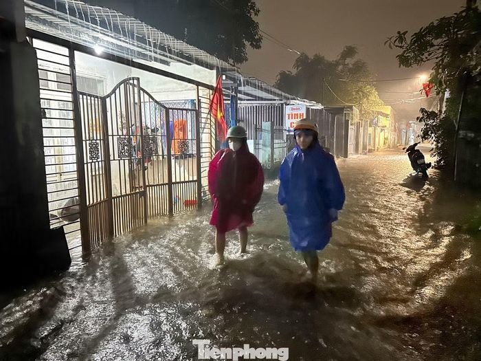 Theo ghi nhận, tại khu vực tổ dân phố Đà Sơn 8 và tuyến đường Mẹ Suốt, phường Hòa Khánh, TP. Đà Nẵng, nước dâng nhanh trong đêm, gây ngập và tiềm ẩn nguy hiểm cho người dân. Ảnh: Duy Quốc