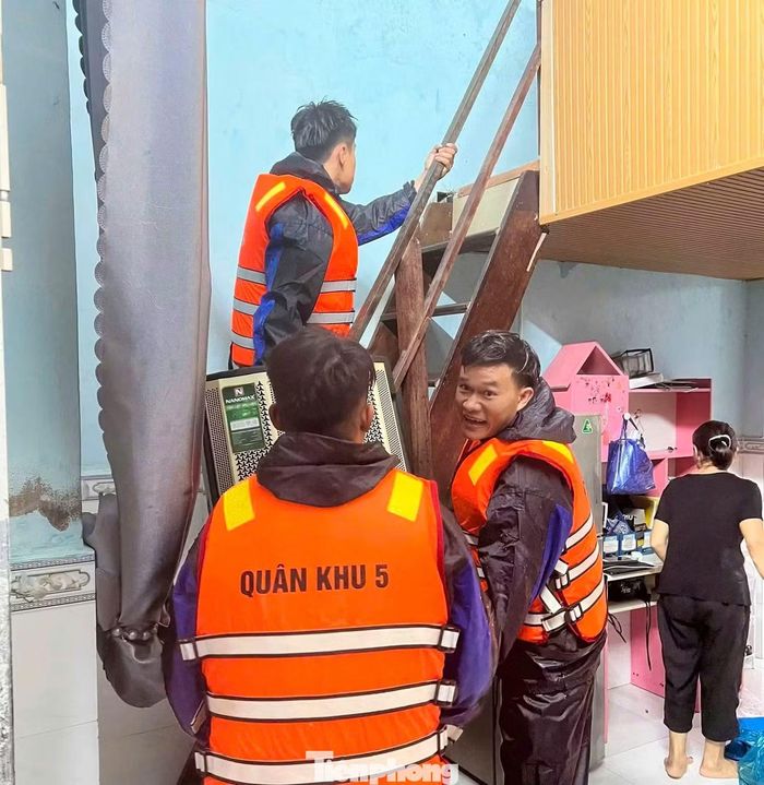 Tại các khu vực nước dâng cao, lực lượng chức năng tổ chức hỗ trợ người dân kê dọn, di chuyển đồ dùng, tài sản lên vị trí an toàn. Đồng thời, các hộ dân tại khu vực ngập sâu, có nguy cơ bị ảnh hưởng được rà soát và khẩn trương di dời đến nơi tránh trú an toàn ngay trong đêm.