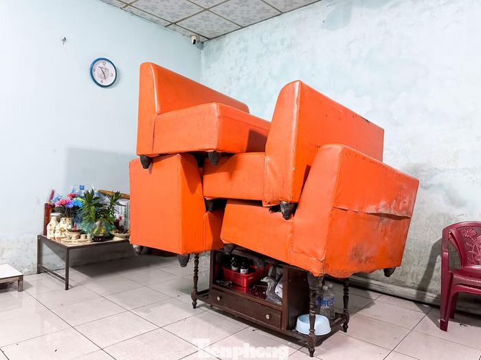Người dân phải kê cao đồ đạc, tài sản trong nhà để tránh bị nước ngập làm hư hỏng.