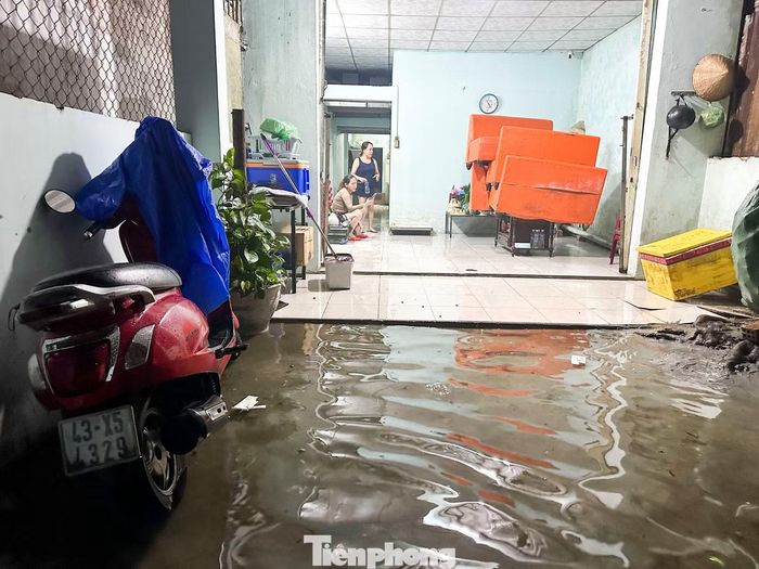 Nhiều nhà dân trong khu vực bị nước dâng vào nhà trong đêm.