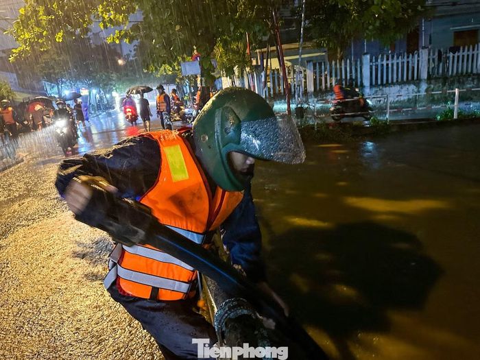 Theo Đài Khí tượng thủy văn Trung Bộ, trong 24 giờ qua, Đà Nẵng có mưa to đến rất to. Tổng lượng mưa phổ biến 70-150mm. Cơ quan khí tượng cảnh báo khu vực phía bắc thành phố có tổng lượng mưa phổ biến 80-200mm, có nơi trên 300mm; phía nam phổ biến 60-120mm, có nơi trên 150mm. Từ chiều 12/9 đến hết ngày 13/9, thành phố tiếp tục có mưa vừa, rải rác mưa to, có nơi mưa rất to và dông.