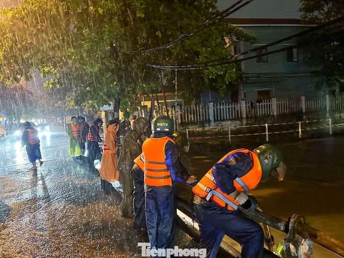 Trước diễn biến phức tạp của mưa lớn, Ban Chỉ huy Quân sự phường Hòa Khánh đã huy động hàng chục cán bộ, chiến sĩ dân quân khẩn trương xuống địa bàn, phối hợp với các lực lượng chức năng hỗ trợ người dân ứng phó với ngập lụt.