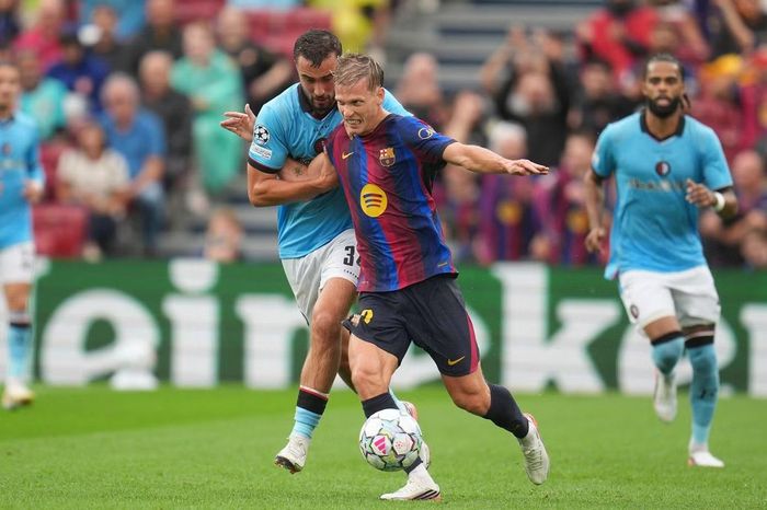  Barca (trước) đã thắng cả 4 lần đụng độ gần nhất với Levante. 