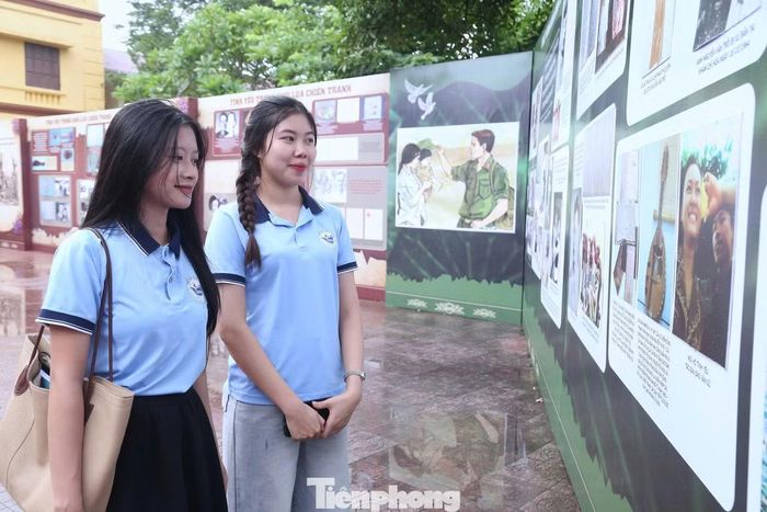 Gần 100 tư liệu, hình ảnh, hiện vật và câu chuyện gắn với những năm tháng chiến tranh được giới thiệu, tái hiện tình yêu đôi lứa, tình cảm gia đình và tình yêu quê hương, đất nước giữa hoàn cảnh khốc liệt. Ở đó, mỗi cuộc chia ly có thể là lần cuối, những lời hẹn ước đôi khi dang dở. Chính trong những mất mát ấy, tình yêu trở thành điểm tựa tinh thần, giúp con người giữ vững niềm tin và vượt qua những năm tháng gian khó.