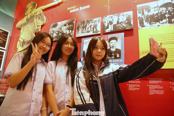 Nhóm bạn trẻ lưu lại những khoảnh khắc đáng nhớ trong không gian trưng bày của bảo tàng.
