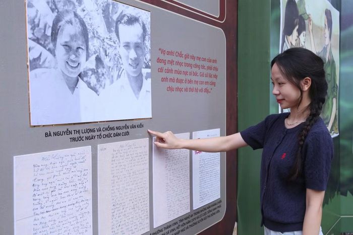 Dịp này, Bảo tàng Nghệ An - Xô viết Nghệ Tĩnh phối hợp Bảo tàng Chứng tích Chiến tranh tổ chức trưng bày chuyên đề Tình yêu trong chiến tranh. “Khi trực tiếp nghe thuyết minh và nhìn những hình ảnh, hiện vật, em cảm nhận lịch sử gần gũi với đời sống hơn. Đặc biệt, những câu chuyện về tình yêu, tình cảm gia đình và sự hy sinh trong chiến tranh khiến em xúc động, dễ đồng cảm và nhớ lâu hơn”, Ngọc Linh - sinh viên năm nhất Trường Khoa học Xã hội và Nhân văn - Trường Đại học Vinh, chia sẻ.