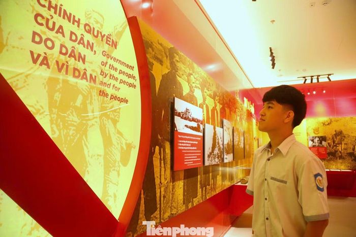 Lê Hoàng Minh, học sinh lớp 10 chuyên Sử, Trường THPT chuyên Phan Bội Châu, cho biết trước đây em từng tìm hiểu phong trào Xô viết Nghệ Tĩnh qua sách vở. Tuy nhiên, khi trực tiếp đứng trước những hiện vật của thời kỳ ấy, Minh có cảm nhận khác. “Qua sách, em biết những sự kiện và mốc thời gian, nhưng đến bảo tàng mới cảm nhận rõ hơn những gì đã diễn ra. Những hiện vật rất giản dị nhưng giúp lịch sử trở nên chân thực, gần gũi”, Minh chia sẻ.