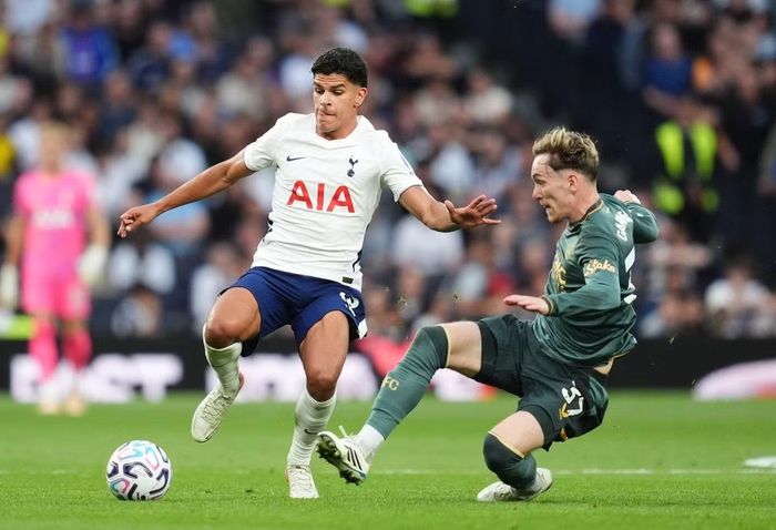 Tottenham (áo trắng) vẫn chưa có bàn thắng nào sau 4 vòng đấu.