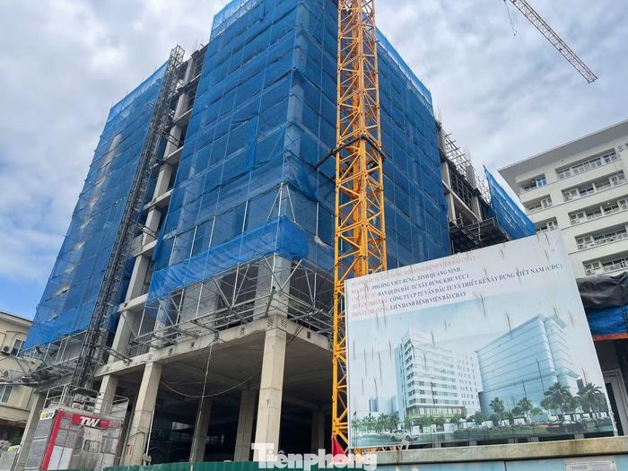 Dự án đầu tư xây dựng mở rộng Bệnh viện Bãi Cháy đang thi công. Ảnh: Hoàng Dương.