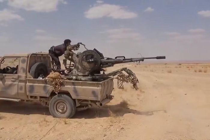 Một tay súng Houthi đang khai hỏa khẩu pháo phòng không gắn trên xe tải trong vụ tấn công nhắm vào các lực lượng được Ả-rập Xê-út hậu thuẫn ở phía đông tỉnh Jawf, Yemen. (Ảnh: AP)