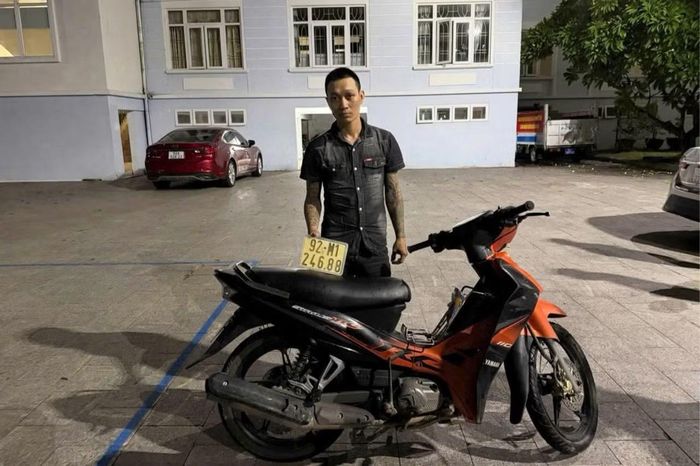 Đối tượng Nguyễn Hoàng Ân cùng tang vật. Ảnh CA