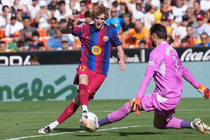  Gordon rất nhanh chóng hòa nhập vào lối chơi của Barca. 