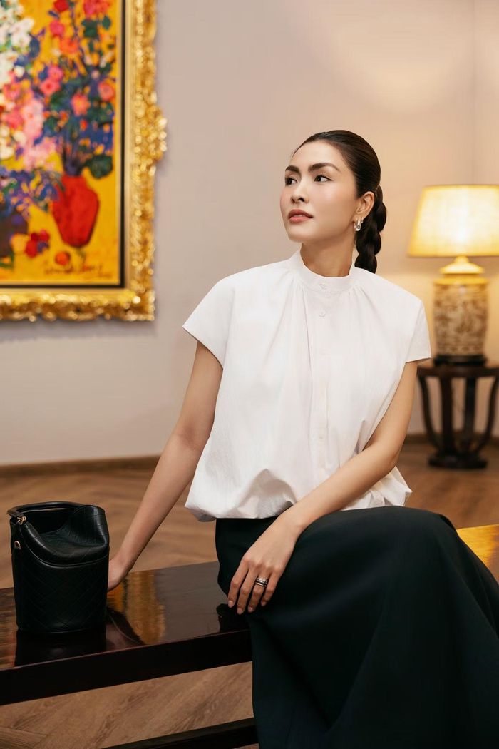 Tăng Thanh Hà dành thời gian xem tác phẩm trước khi quyết định mua tranh. Cô đã đi qua nhiều khu vực trưng bày nhưng vẫn trở lại với bức tranh gây ấn tượng ban đầu.