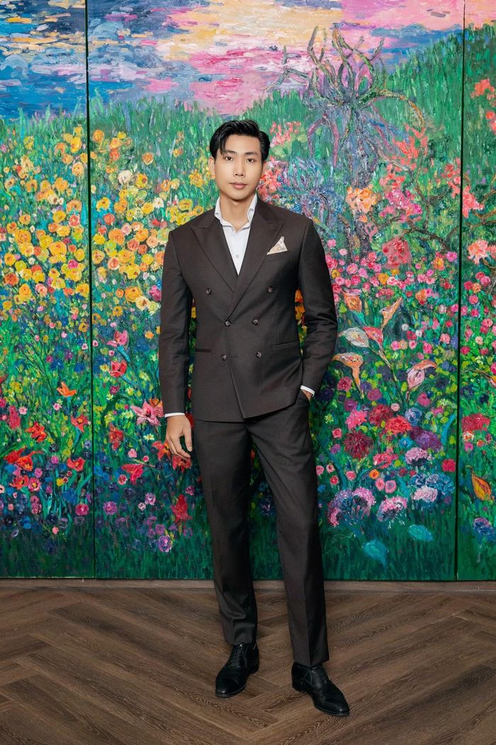 Siêu mẫu Hữu Long chọn bộ suit màu sẫm, kết hợp sơ mi trắng, khăn túi và giày da đen. Nhiều người mẫu đến ủng hộ vai trò mới của Đỗ Mạnh Cường sau gần 20 năm theo đuổi thời trang. Nhà thiết kế khẳng định hội họa không phải cuộc thử nghiệm ngắn hạn mà là con đường anh muốn phát triển nghiêm túc.