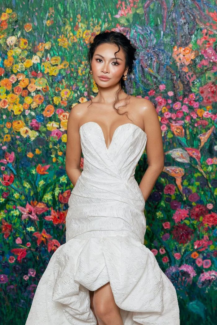 Mook Karnruethai Tassabut - Á hậu Miss Cosmo 2024 gọi triển lãm là thế giới của hoa và màu sắc. Cô yêu thích sự đa dạng của các loài hoa trong tranh..
