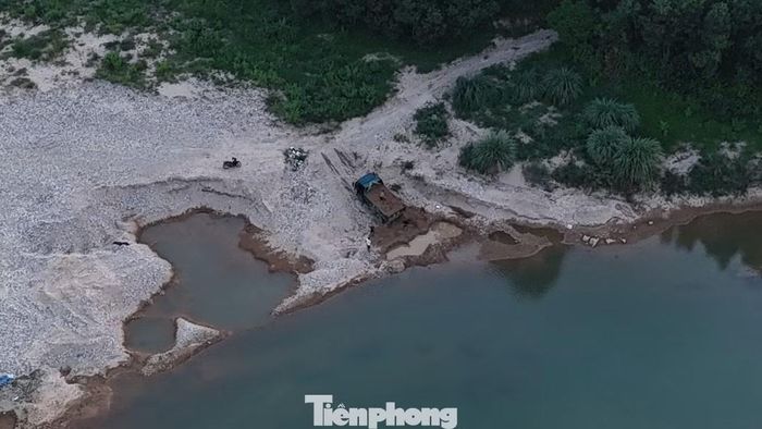 Ngang nhiên đưa xe tải ra đoạn sông Trà Bồng (xã Trà Bồng, tỉnh Quảng Ngãi) để khai thác cát trái phép. Ảnh: Nguyễn Ngọc