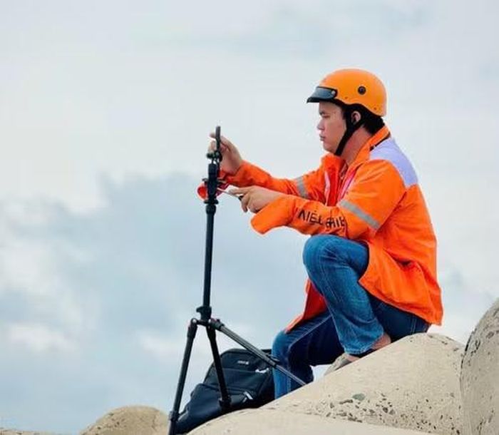 Huy vừa đi làm, vừa review những địa điểm nơi mình sinh sống.