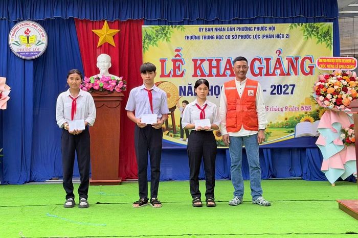 3 học sinh nhận học bổng trong lễ khai giảng năm học mới.