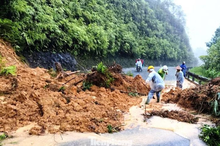 Sạt lở Quốc lộ 49 tuyến nối trung tâm Huế với miền núi A Lưới.