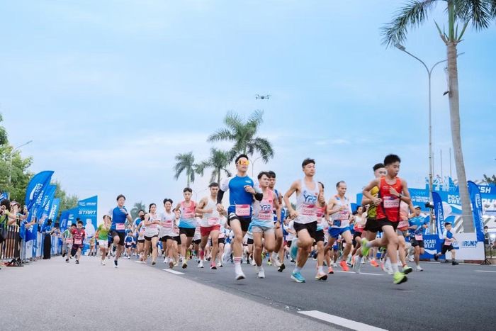 Hàng ngàn runner xuất phát tại giải chạy Pocari Sweat Run 2026 trong bình minh Thủ đô (Nguồn: BTC)
