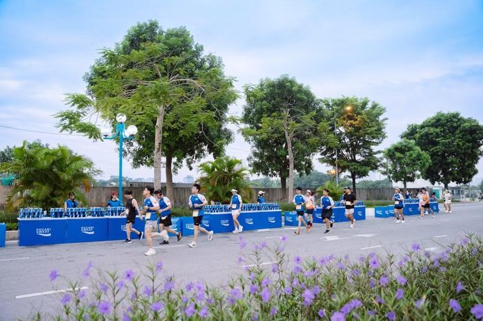 Trạm tiếp nước thiết kế dài rộng giúp người chạy dễ dàng lấy nước mà không làm gián đoạn guồng chân - Ảnh: BTC