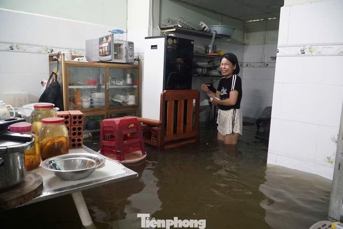 Nhà chị Đỗ Thị Thanh Tâm trên đường số 40, phường Hiệp Bình vẫn ngập sâu sáng 11/9, có nơi nước dâng hơn đầu gối, điểm sâu nhất khoảng 1 m. Ảnh: Nguyễn Tiến