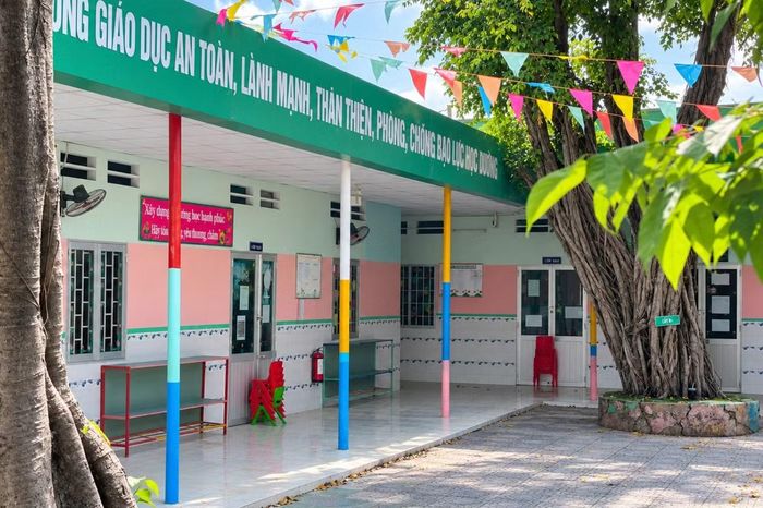Sân trường bên trong Trường Mầm non Lá Xanh. Ảnh: Nguyễn Tiến