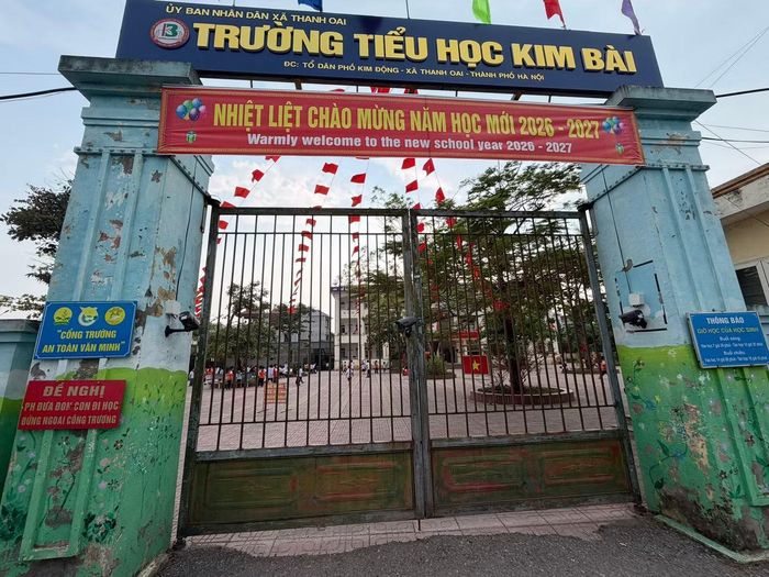 Trường tiểu học Kim Bài, nơi học sinh chờ cơm trưa đến 13 giờ chiều, nhà trường buộc phải mua bánh, sữa "cứu đói".