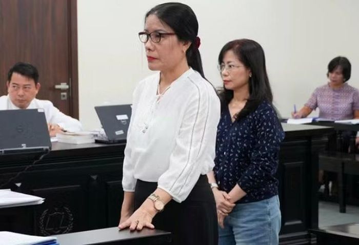 Cựu Hiệu trưởng Nguyễn Thị Bình và cựu Kế toán Phạm Thị Minh Nguyệt.