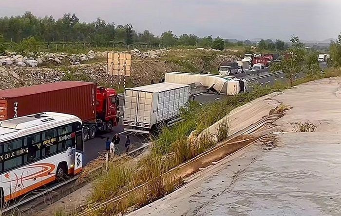Vụ tai nạn xảy ra khi xe đầu kéo biển số 89H-003.15 đến Km215+600/Km216 cao tốc Vĩnh Hảo - Phan Thiết, đoạn qua xã Hàm Liêm, tỉnh Lâm Đồng.